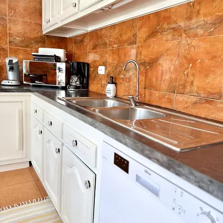 בית נופש Large House Near Beaches & Surf