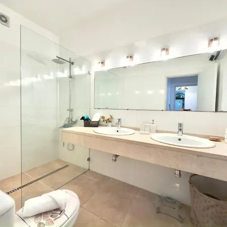 בית נופש Large House Near Beaches & Surf