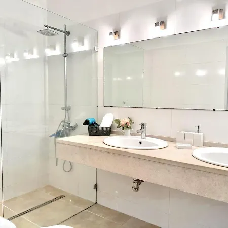 בית נופש Large House Near Beaches & Surf