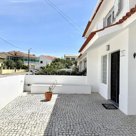 Large House Near Beaches & Surf בית נופש