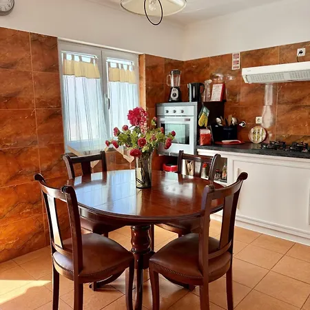 Large House Near Beaches & Surf בית נופש