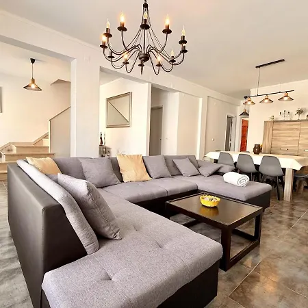 Large House Near Beaches & Surf בית נופש *